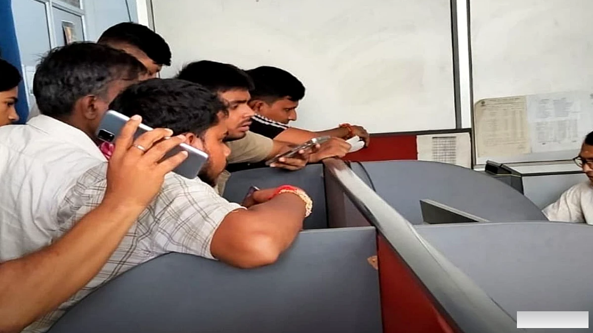 भभुआ में स्मार्ट मीटर वितरण के बाद उपभोक्ताओं की परेशानी बढ़ी, खातों में अचानक हजारों का ऋणात्मक बैलेंस दर्ज