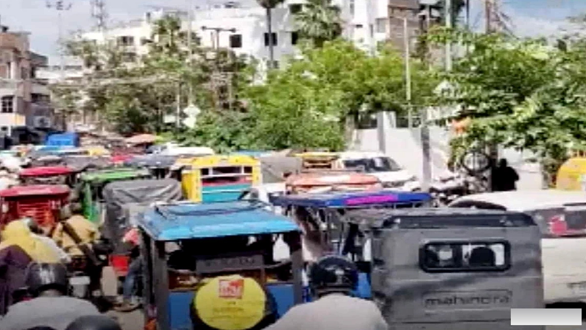 मुजफ्फरपुर में माड़ीपुर‑एलएस कॉलेज रोड पर ट्रैफिक जाम, वाहन रेंगते रहे