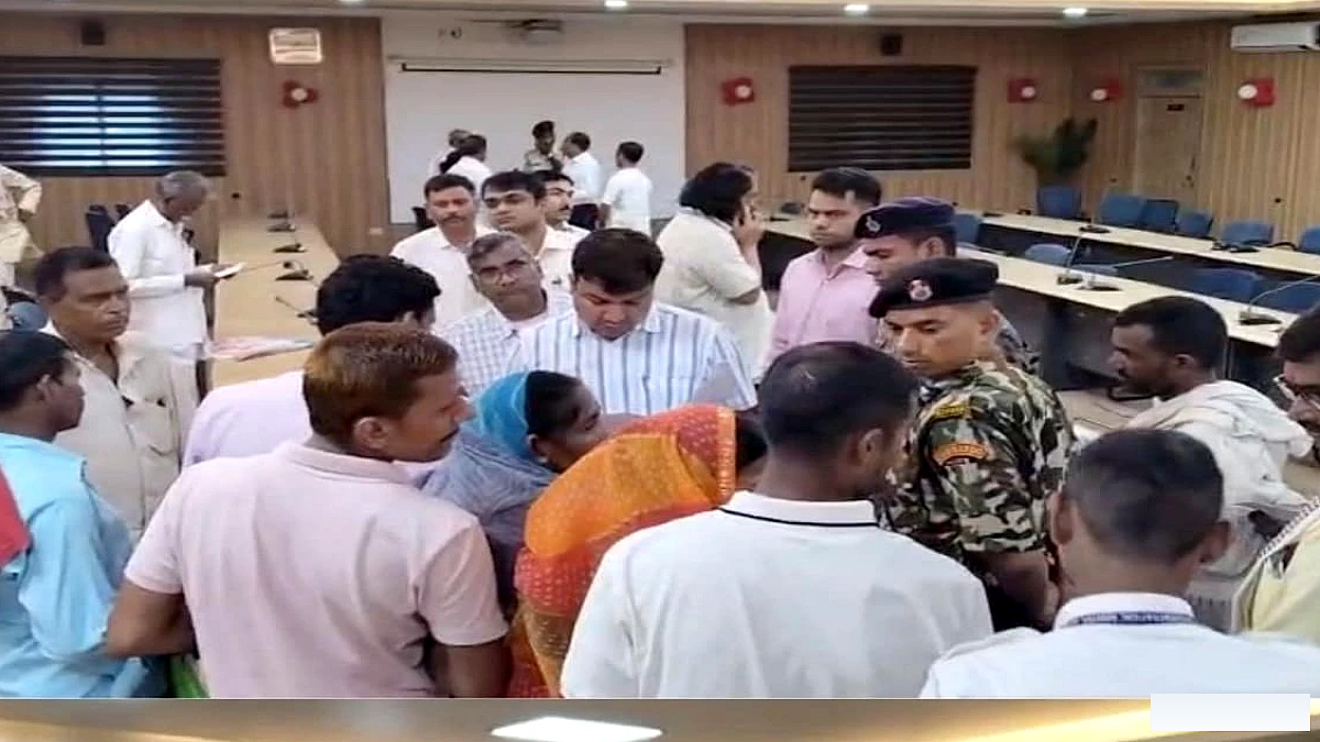 सासाराम में डीएम के जनता दरबार में भूमि, आवास, शिक्षा सहित कई मुद्दों की सुनवाई