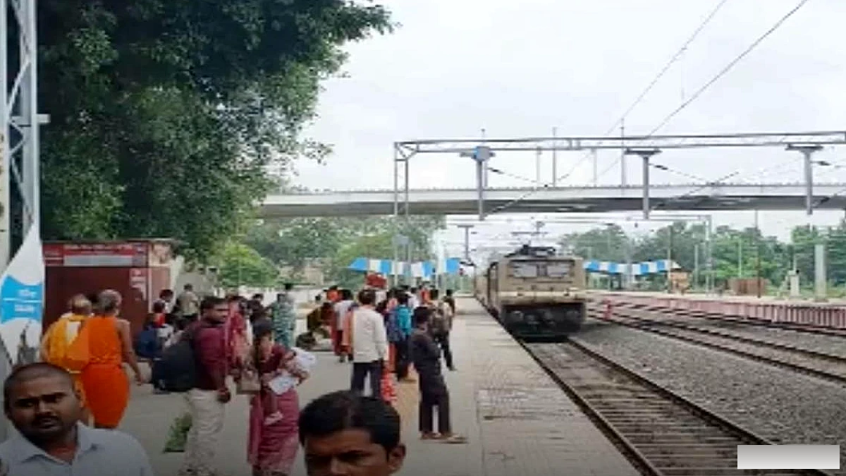 बेगूसराय के सलौना स्टेशन पर कोच इंडिकेटर न होने से यात्रियों को बोगी खोजने में दिक्कत