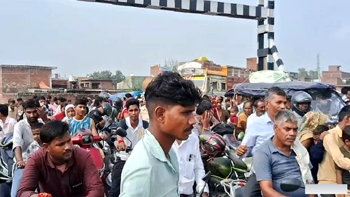 ई-रिक्शा की टक्कर से रेलवे फाटक का बूम टूटा, जाम में फंसी एंबुलेंस में महिला ने दिया बच्ची को जन्म
