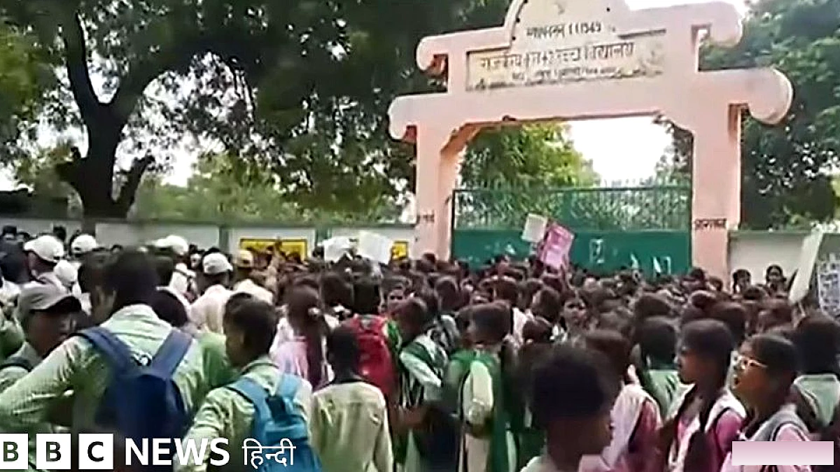 झारखंड में इस स्कूल टीचर का ट्रांसफर रोकने के लिए सड़कों पर उतर पड़े बच्चे