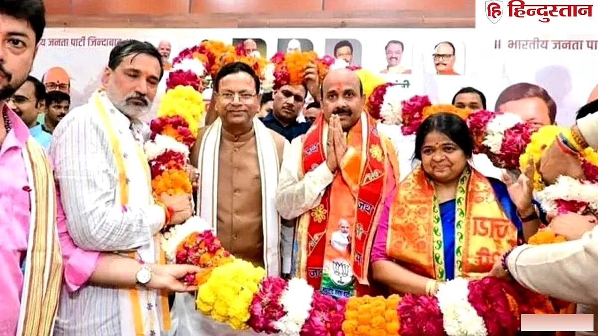 भाजपा महामंत्री हरीश द्विवेदी के स्वागत में दो जगह धंसा मंच, माला पहनाने के चक्कर में हुआ हादसा, बाल-बाल बचे