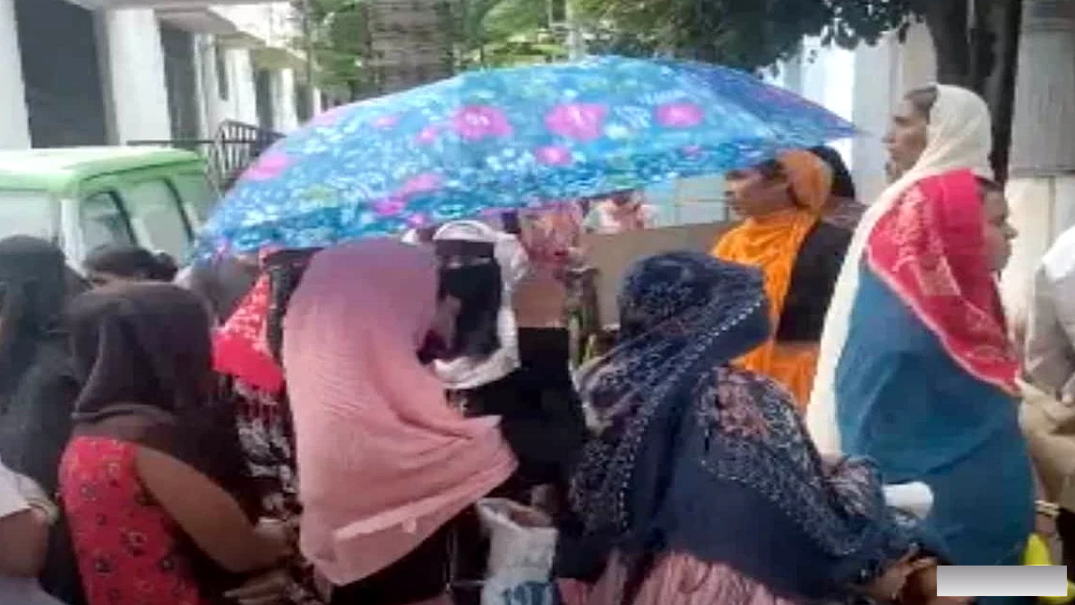 बेगूसराय के सरकारी अस्पताल में ब्लड टेस्ट की भीड़ में महिला बेहोश होकर नाले में गिरी, स्थानीय लोगों ने की बचाव
