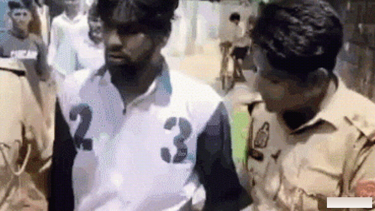 दो दारोगा पकड़े रहे, तीसरे ने युवक की जींस से निकाला तमंचा; यूपी पुलिस का फिल्मी अंदाज