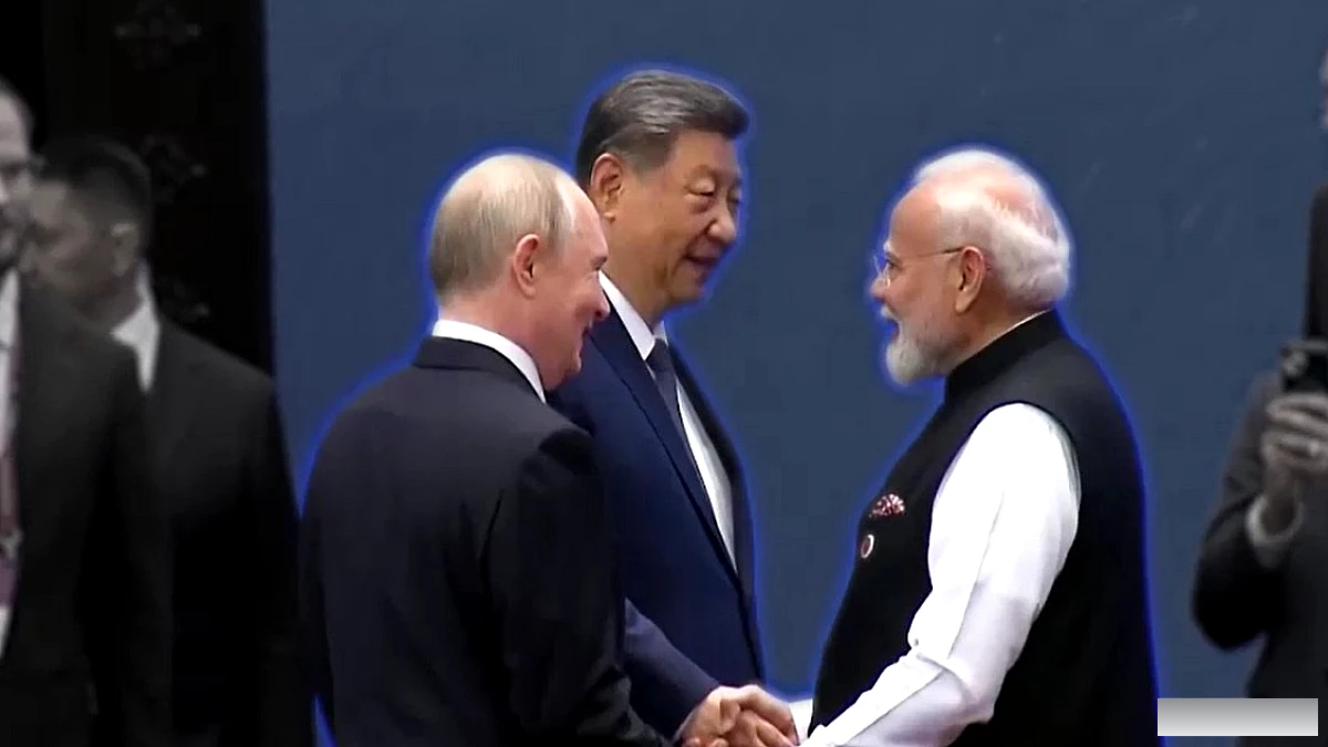 पुतिन से PM मोदी ने एक साथ किया हैंडशेक, बगल से साइलेंट होकर गुजर गए शहबाज