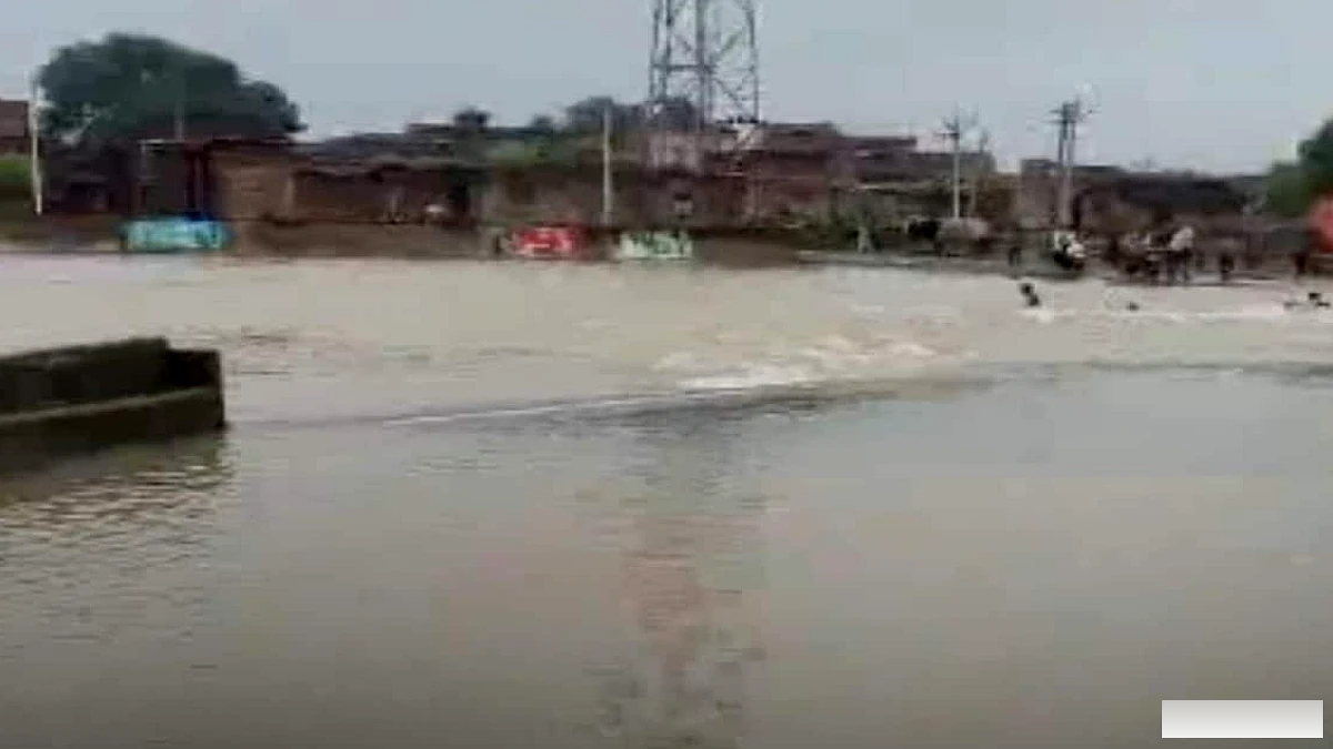 सासाराम के चेनारी में तेज बारिश से स्कूल परिसर में 4 फीट पानी, मुख्य सड़क पूरी तरह डूब गई
