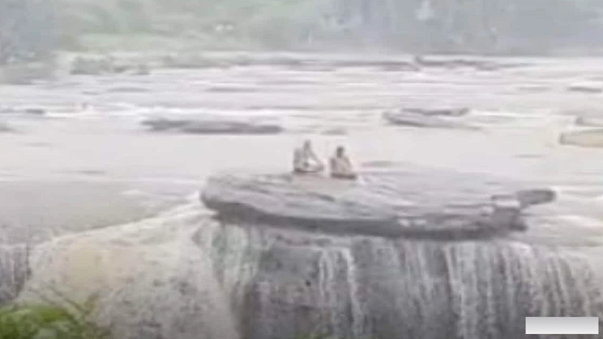सासाराम के मांझरकुंड जलप्रपात में जलस्तर बढ़ने से दो सैलानी चट्टान पर फंसे