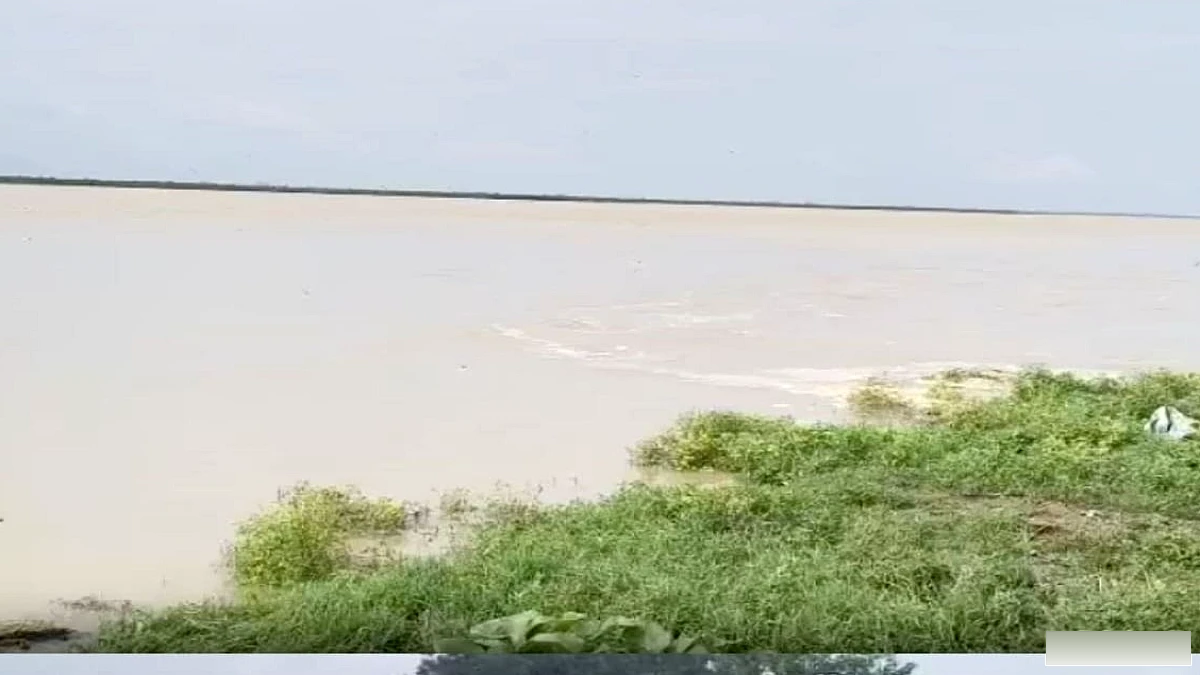 भोजपुर के बड़हरा में गंगा का बढ़ा जलस्तर, किनारे कटने के खौफ से ग्रामीणों को पलायन की मजबूरी