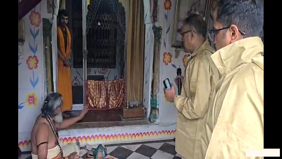 भगवान को छोड़ने से पुजारी का इनकार, डीएम-एसपी ने जोड़े हाथ, तो बोले- यहीं कटेगी जिंदगी