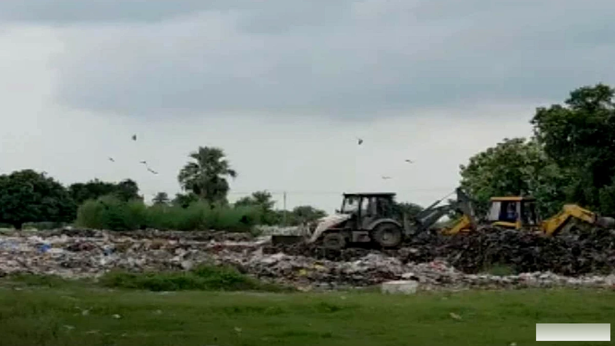 सीवान के स्कूल के पीछे घोड़ाघरों में कचरा ढेर, बदबू से छात्रों में स्वास्थ्य समस्या
