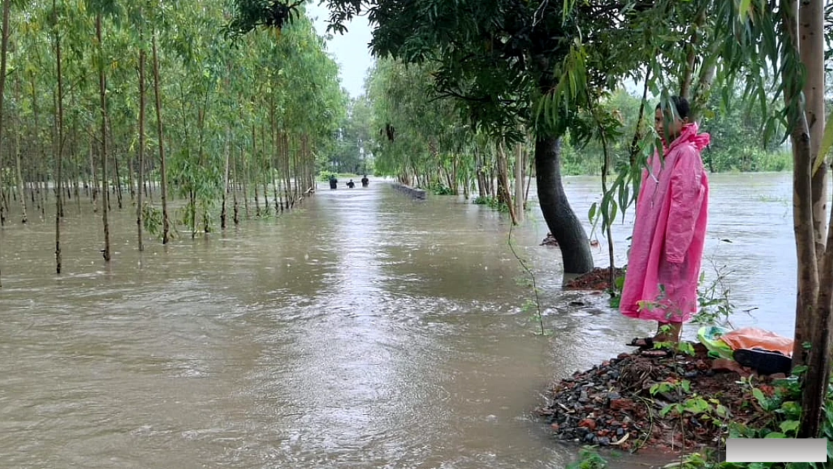 यूपी के इस जिले में भारी बारिश, नदियां उफनाने से बढ़ा खतरा, आठवीं तक के स्कूलों में छुट्टी