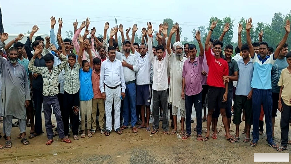 सिरसवां गौड़ में पानी से रास्ते डूबे, चारा हुआ खराब; हाईवे पर लोगों ने किया हंगामा