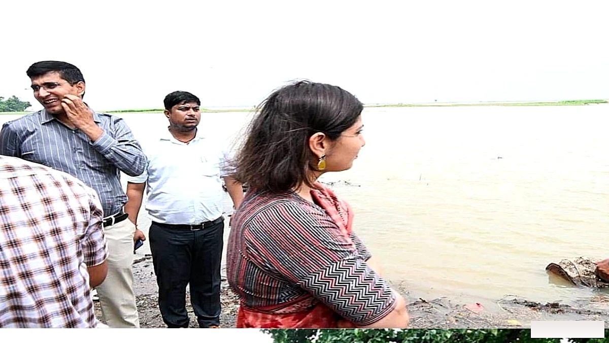 बक्सर में गंगा के बढ़ते जलस्तर पर जिलाधिकारी साहिला ने किया जाँच दौरा, अफसरों को सतर्क रहने का आदेश