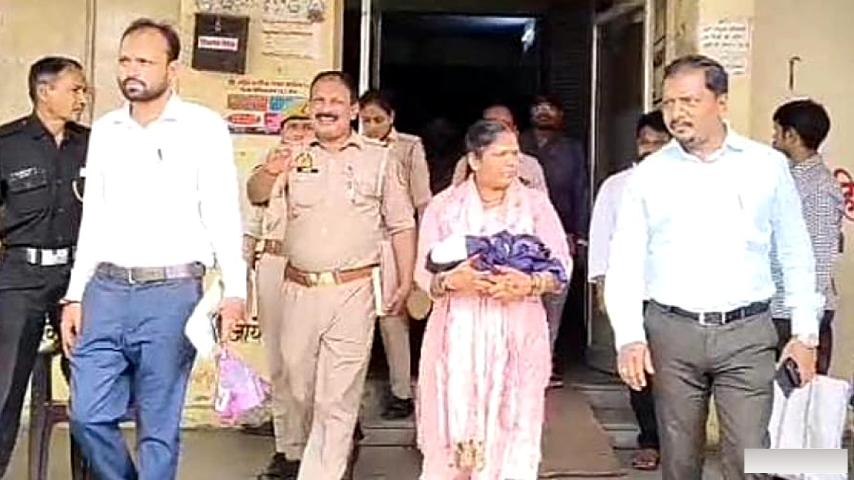 अविवाहित युवती ने नवजात को जन्म दिया, परिजनों ने अपनाने से किया इनकार