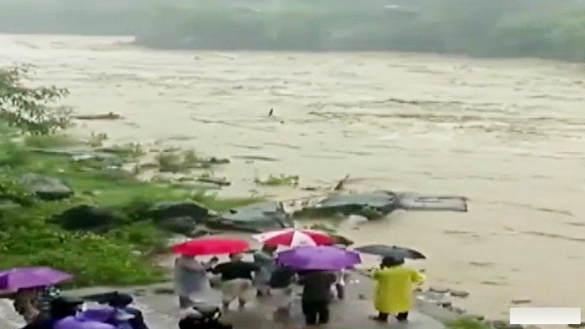 चिता पर रखे शवों को बहा ले गई उफनती नदी... हल्द्वानी में खौफनाक मंजर