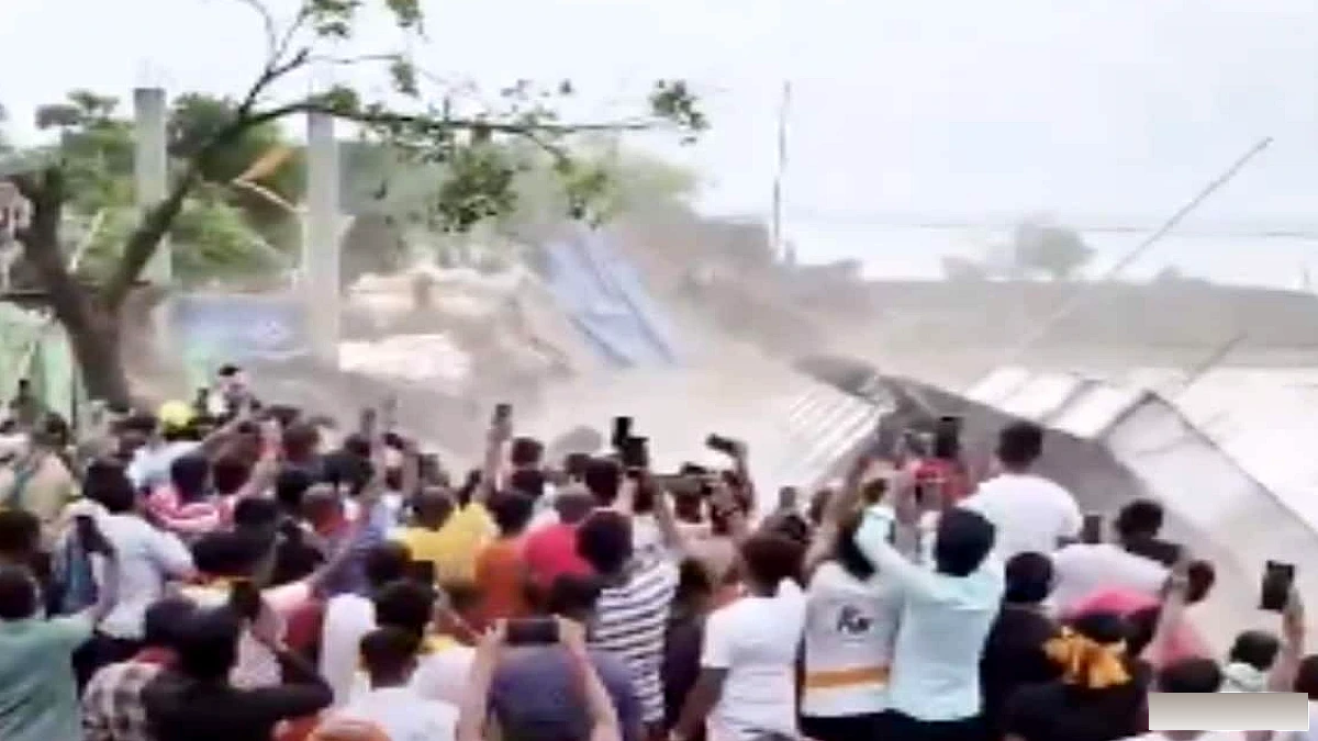 राघोपुर में गंगा के तेज कटाव से 100 साल पुराना चैती दुर्गा मंदिर डूबा