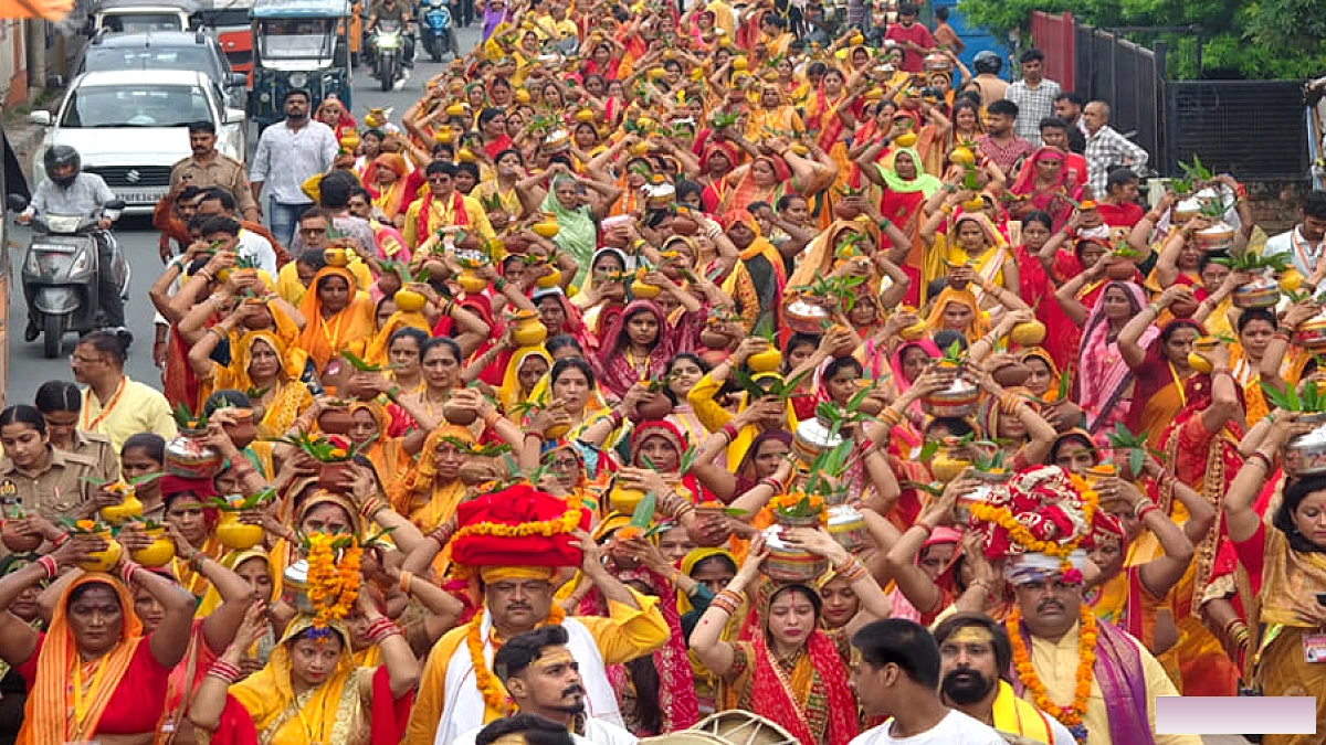 कानपुर में बारिश के बीच कलश यात्रा, हर-हर महादेव के जयकारे गूंजे