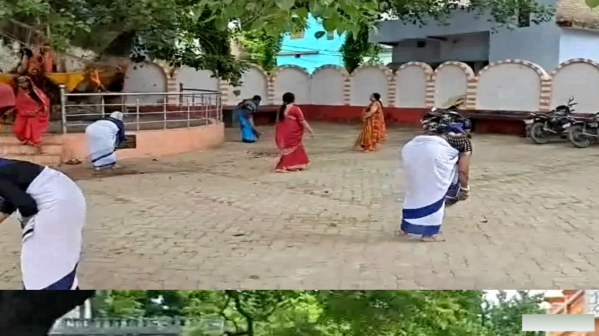 सीवान महादेवा शिव मंदिर में 60 स्वयंसेवकों ने स्वच्छता अभियान चलाया, श्रमदान से महोत्सव को साफ़ किया