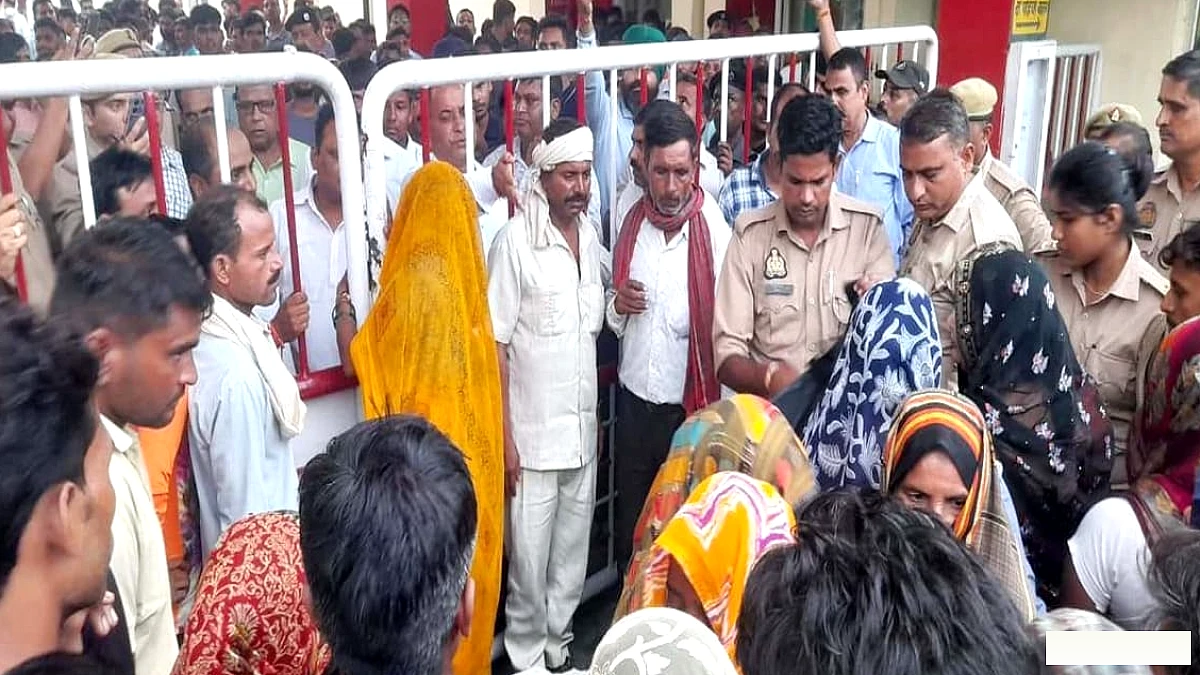 इफको यूरिया प्लांट में ठेका श्रमिक की मौत पर हंगामा, परिजनों ने गेट पर शव रखकर किया प्रदर्शन