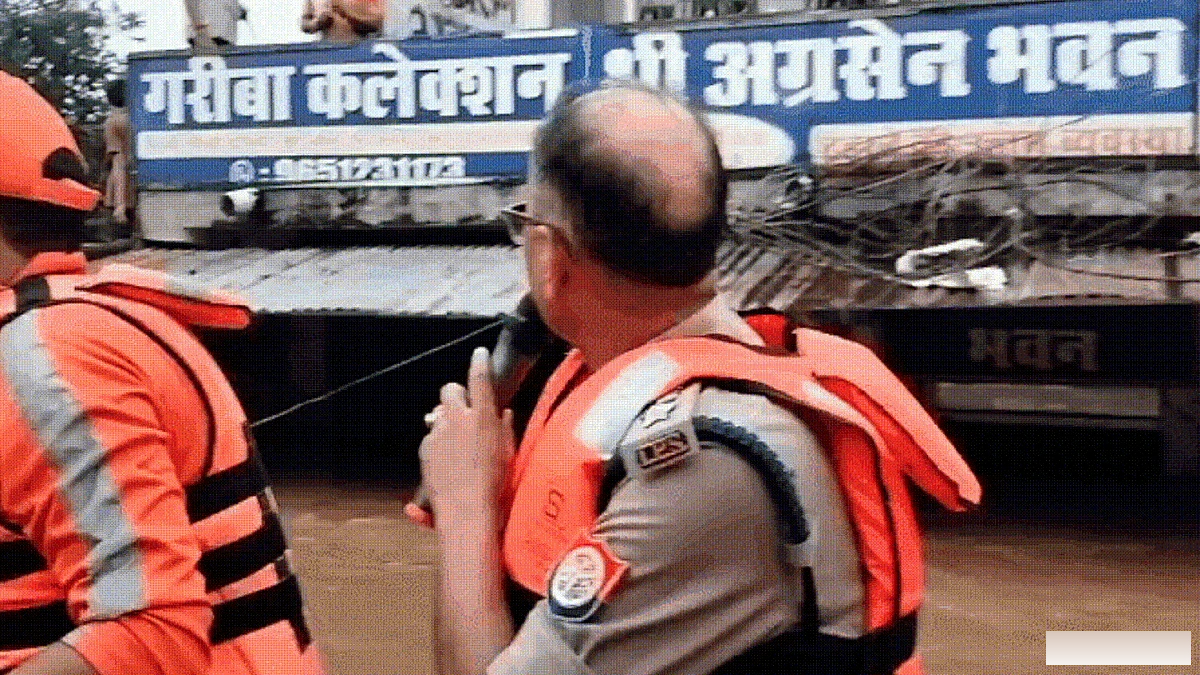 चित्रकूट में घरों की छतों तक पानी; नहर जैसी बनी सड़कें, भारी बारिश से उफान पर मंदाकिनी