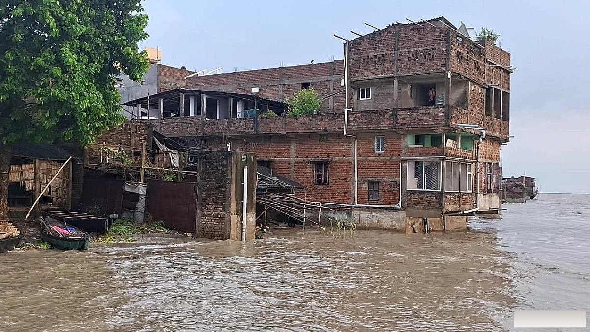गंगा फिर उफान पर, 38.56 मीटर पहुंचा जलस्तर; कटाव से 30 से अधिक मकानों पर खतरा
