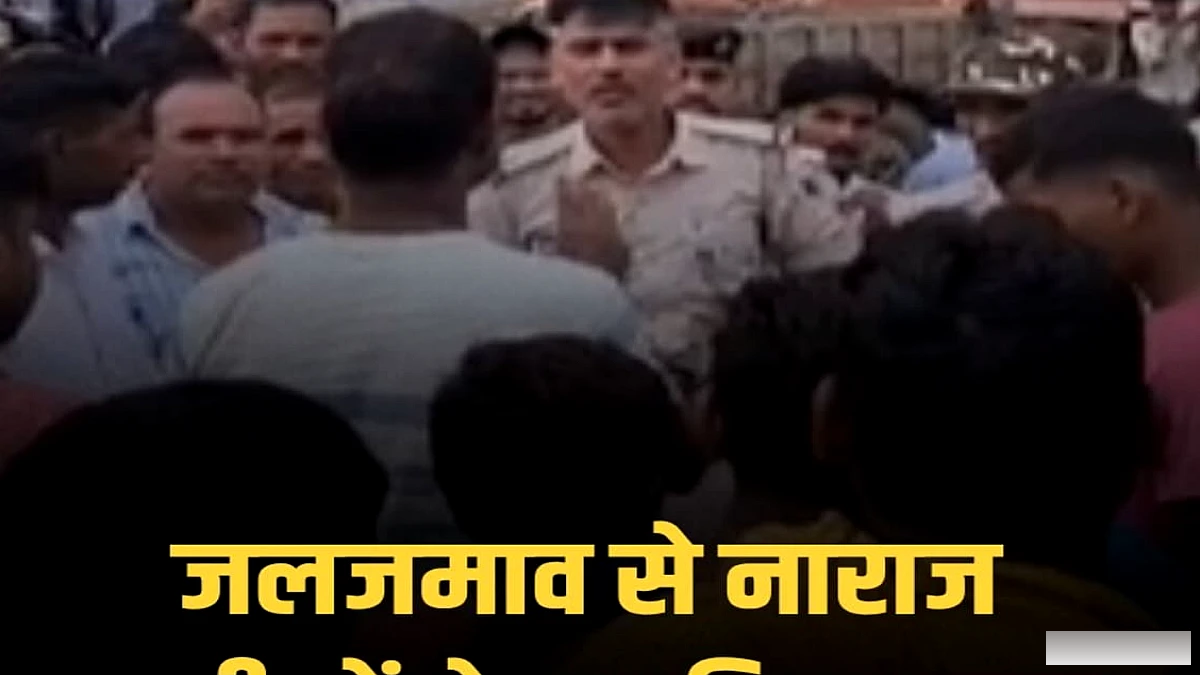 औरंगाबाद के शाहपुर में जलजमाव से परेशान ग्रामीणों ने NH पर जाम कर किया तीव्र प्रदर्शन