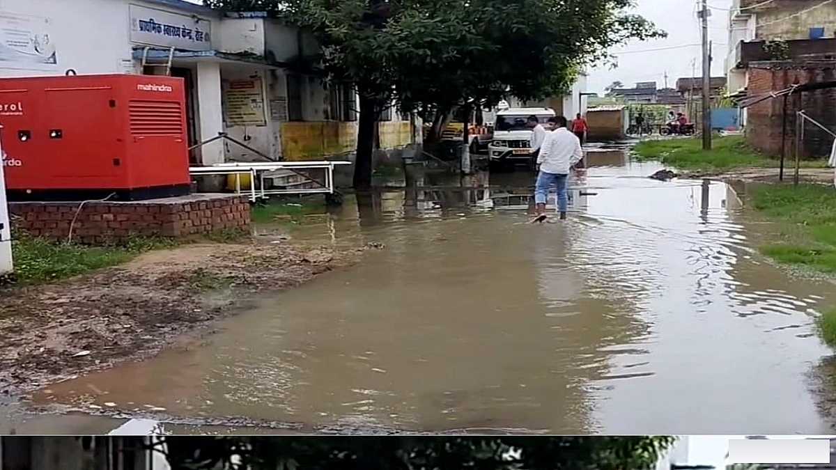 नवादा के रोह PHC में जलभराव, मरीज व स्टाफ को परेशानी