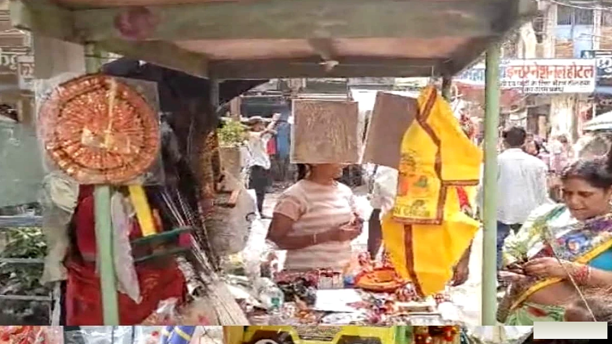 नवादा में लड्डू गोपाल के फैंसी आभूषण और पोशाक की हो रही खरीदारी, सिल्क-वेलवेट और जरदोजी की बढ़ी मांग