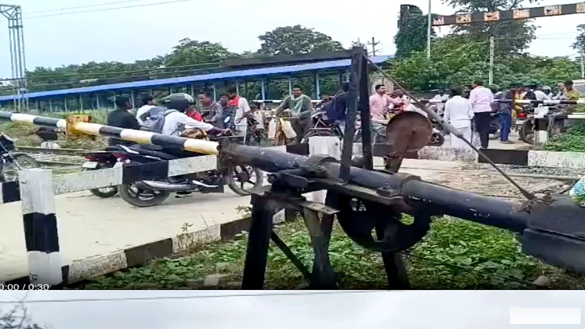 महाराजगंज रेलवे स्टेशन पर नंबर‑6 ट्रैक का लॉकिंग सिस्टम खराब, फाटक बंद रहने से कई घंटे यात्रियों को हुआ नुकसान