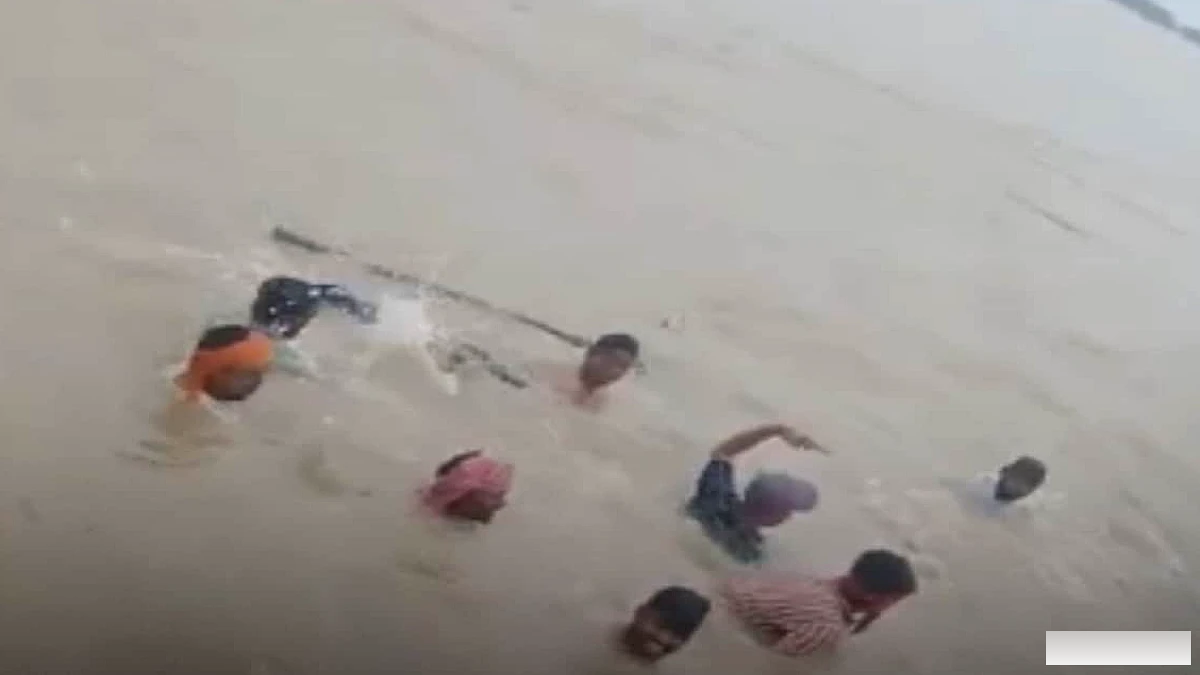 भोजपुर में गंगा पर नाव पलटने से 8 यात्रियों को SDRF‑पुलिस ने बचाया