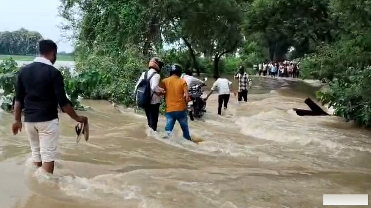 उफान पर आई कर्मनाशा नदी, यूपी-बिहार का संपर्क टूटा; जान जोखिम में डाल सड़क पार कर रहे लोग