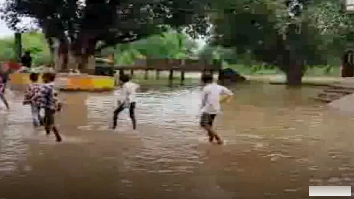 भोजपुर के गड़हनी बाजार में बनास नदी का जल घुसा, दुकानों में पानी, पुल डूबने का खतरा