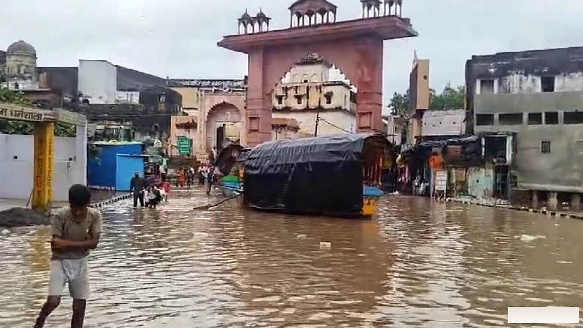 चित्रकूट में बारिश का कहर: अचानक ढही कच्ची दीवार, पिता और दो मासूमों की मौत, मां-बेटी घायल, अस्पताल में भर्ती