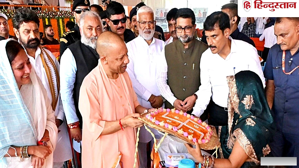 बाढ़ से बेघर परिवारों को योगी ने दिया जमीन का पट्टा, एक हजार पीड़ितों को राहत किट भी