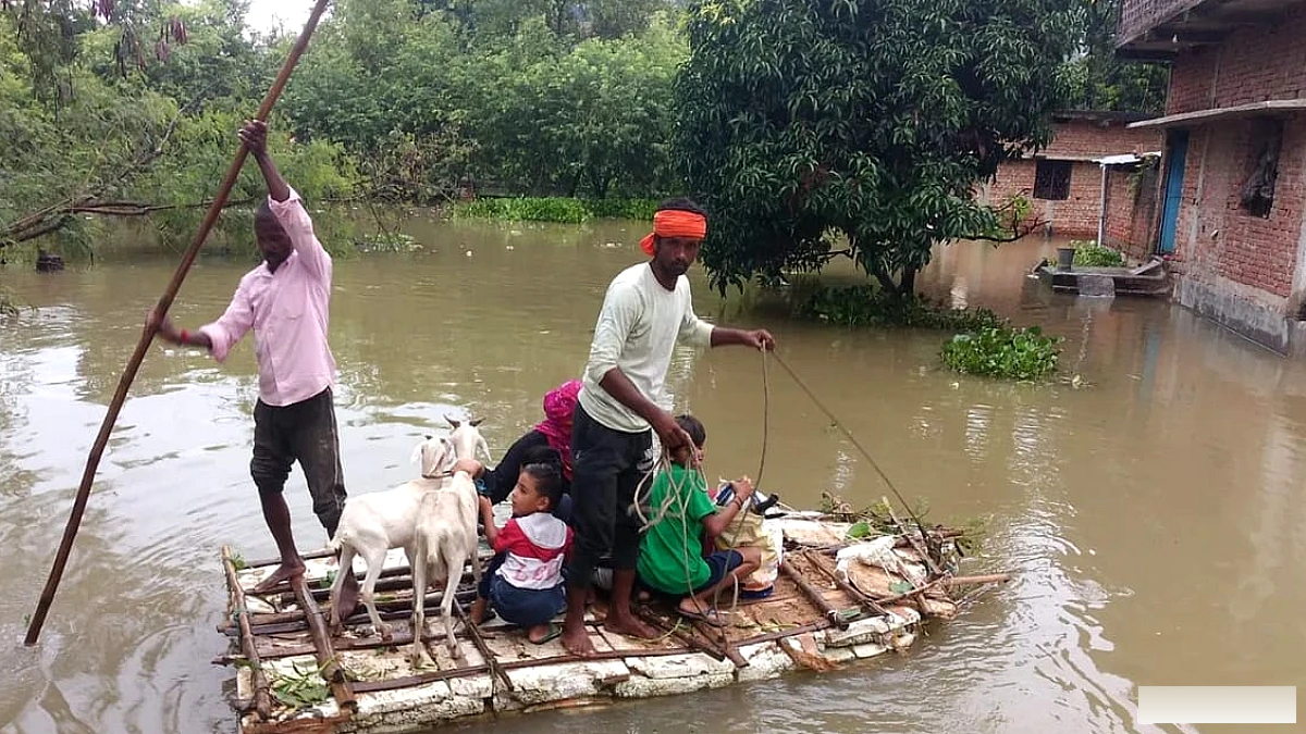 रोहतास में बाढ़ का कहर: दर्जनों घरों में घुसा पानी, नाव से हुआ रेस्क्यू; सासाराम के कई इलाके जलमग्न
