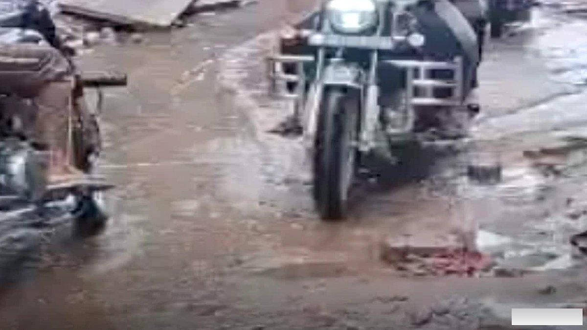 आरा के बाबू बाजार की सड़कों पर जर्जर हालत, पैदल यात्रियों और मोटरसाइकिल चालकों को हो रही परेशानी