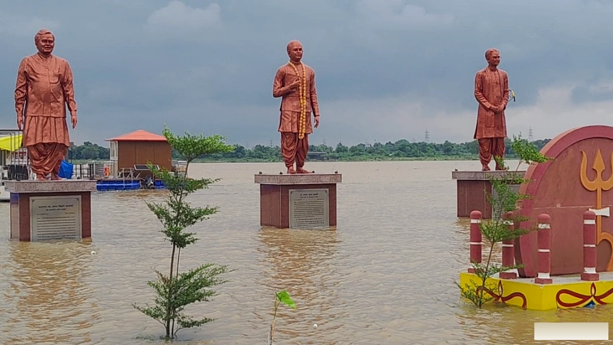 गंगा‑यमुना के जलस्तर में उछाल, प्रेरणा स्थल डूबा, अटल वाजपेयी की प्रतिमा तक पानी पहुंचा