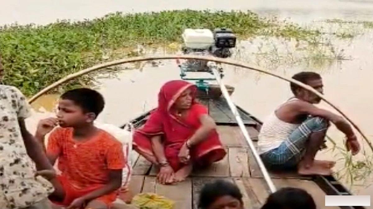 पटना के इस्लामगंज गांव में नाव ही एकमात्र रास्ता