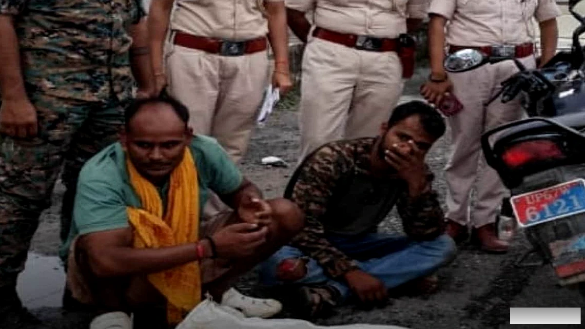भभुआ के छज्जुपुर पोखरा में 4.6 लीटर अंग्रेजी शराब के साथ दो तस्कर गिरफ्तार, बाइक जब्त