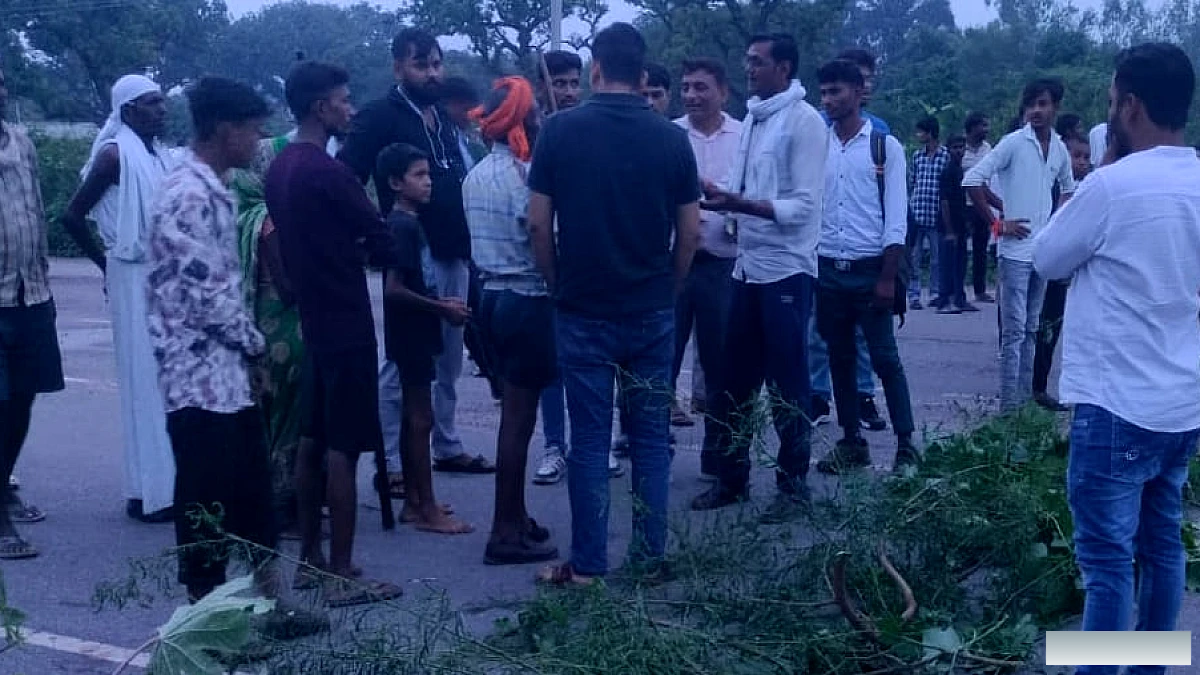 ग्रामीणों ने जाम लगाकर घरों में पानी रोकने की कोशिश की
