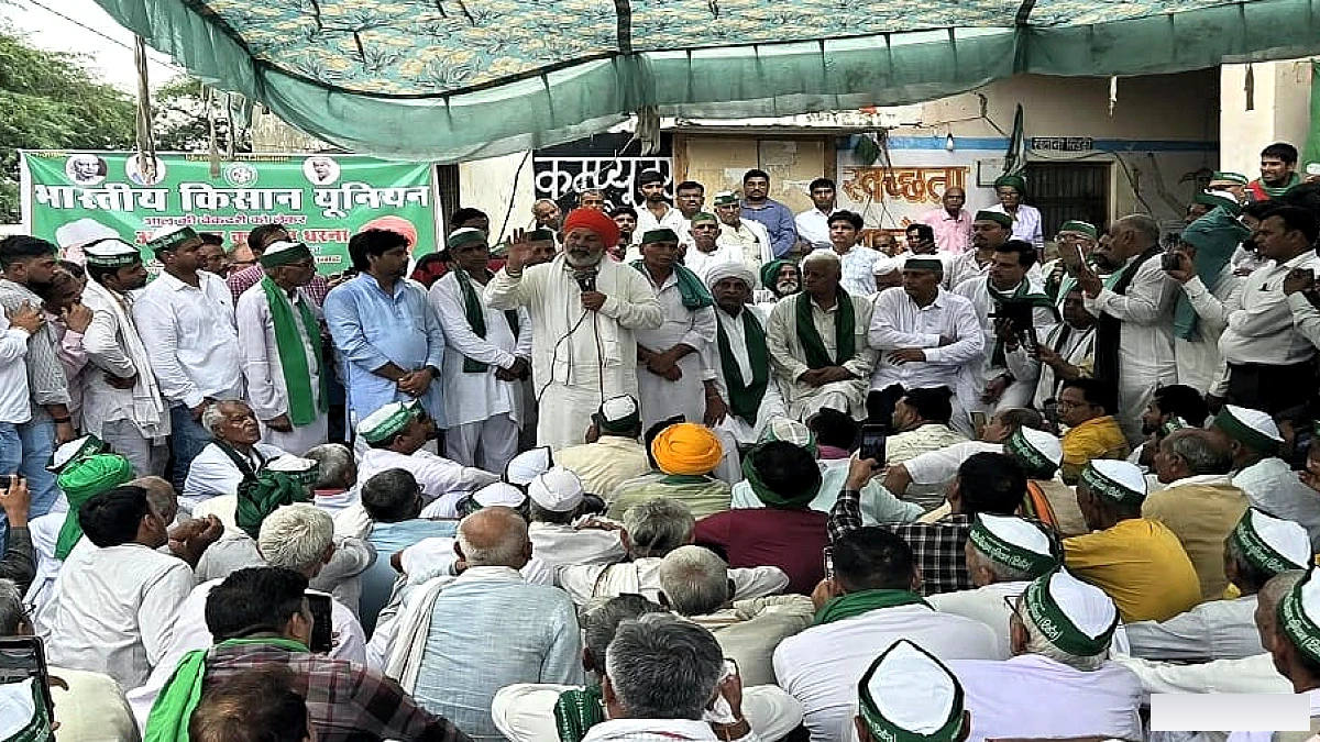 टिकैत पहुंचे सादाबाद, अनिश्चितकालीन धरना स्थगित, सरकार से की आयोग या कमेटी बनाने की मांग