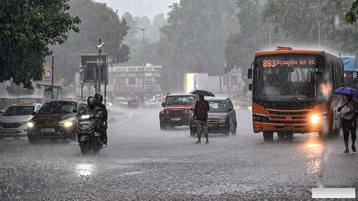 दिल्ली में शुक्रवार‑शनिवार को मध्यम बारिश का येलो अलर्ट, तापमान में उतार‑चढ़ाव