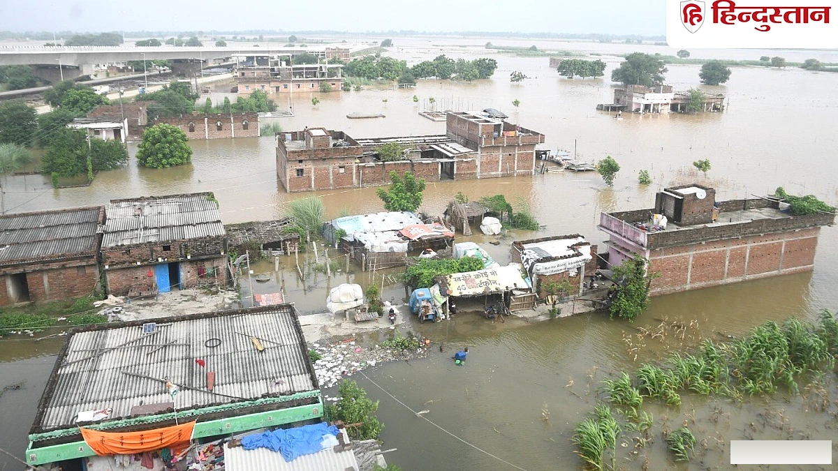 गंगा खतरे के निशान से दो मीटर ऊपर, 1500 परिवार बेघर, 108 सुरक्षा गेट बंद