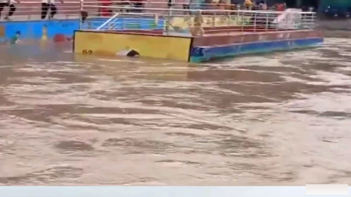 बिहार में गंगा‑सोन के जलस्तर में वृद्धि, 8 जिले उच्च चेतावनी पर; पटना के घरों तक पानी पहुँचा
