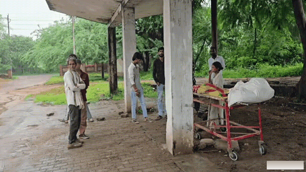 ‘मदद’ के इंतजार में मां के शव के पास बैठकर रोती रही बेटी, बिलखता रहा पति, 'मसीहा' बना सिपाही