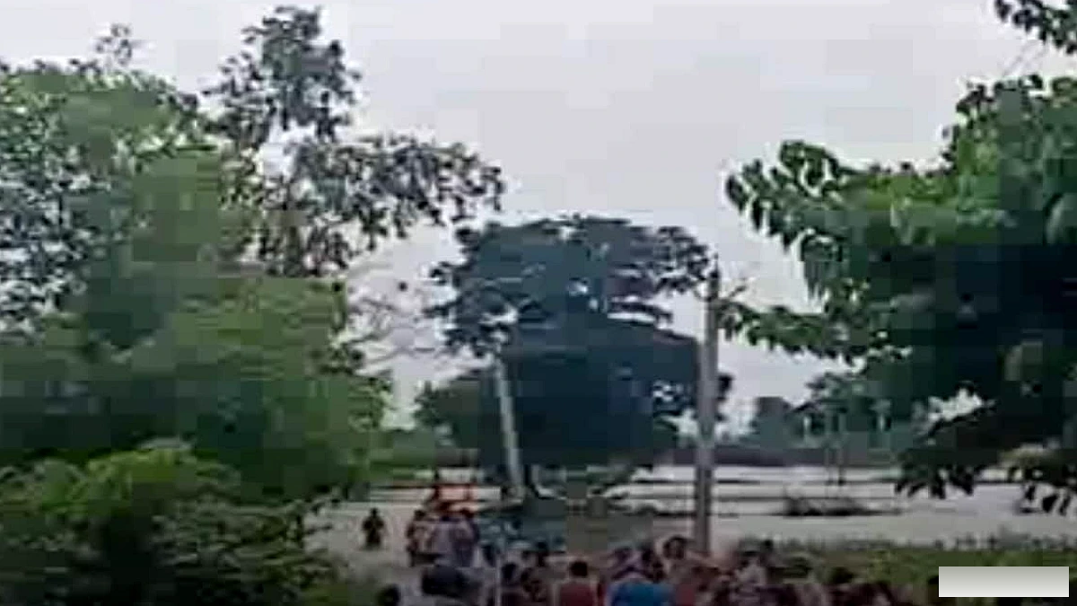 बाढ़ में भी श्मशान की ओर: रोहतास के ग्रामीण कमरभर पानी में अर्थी लेकर श्मशान पहुंचे