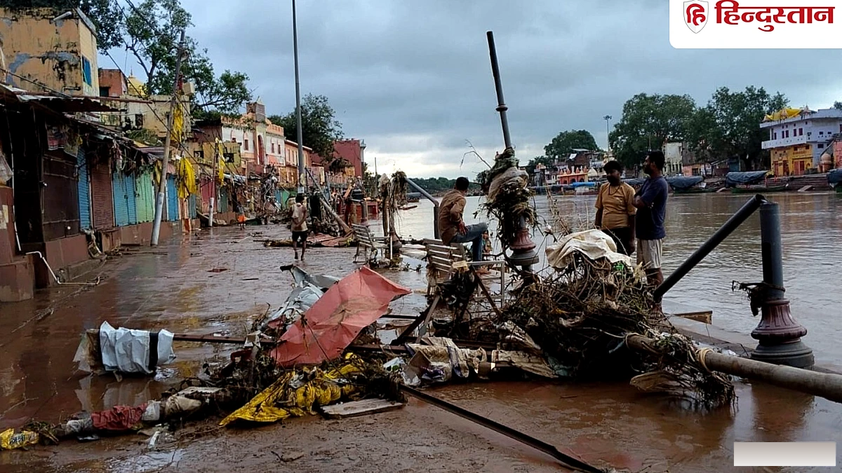 चित्रकूट में बाढ़ की तबाही, मंदाकिनी के वेग से तुलसीदास मंदिर खंडित; रामघाट में मलबा ही मलबा