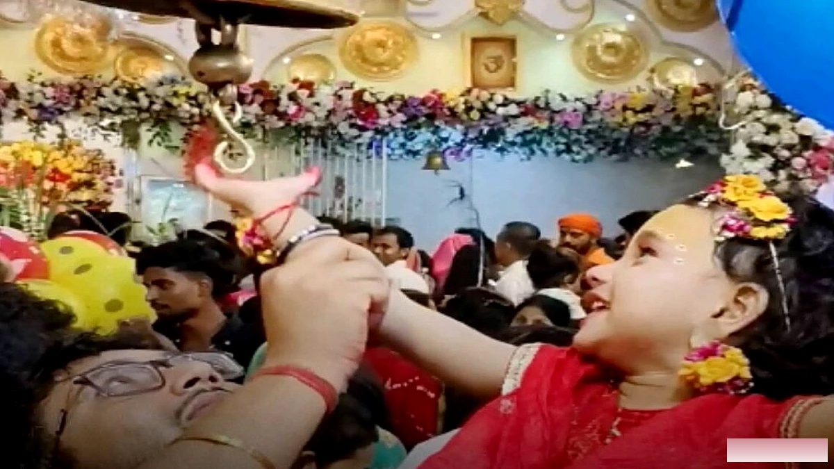मुजफ्फरपुर के हरिसभा चौक मंदिर में जन्माष्टमी पर उमड़ी भक्तों की भीड़, कृष्ण-राधा वेशभूषा में बच्चों ने रोका दिल