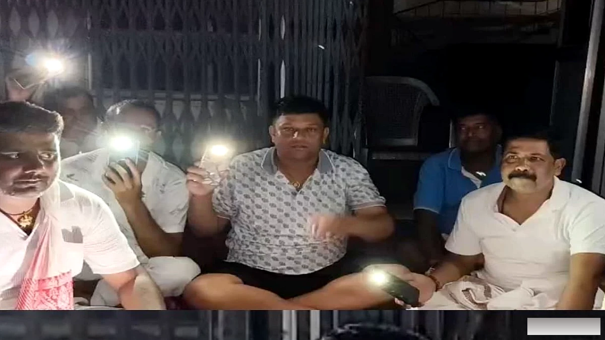 भोजपुर के बड़हरा में बाढ़ राहत में लापरवाही का आरोप, प्रखंड मुख्यालय पर मुखिया ने धरना दिया